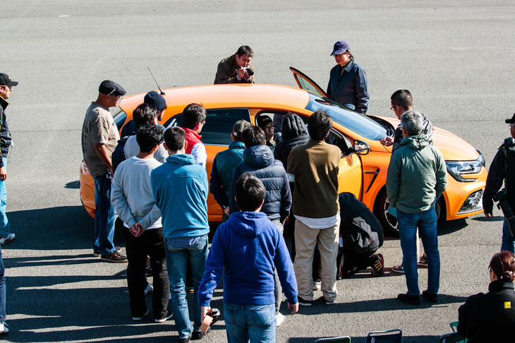 先生の教えを実践するにはドライビングポジションも重要。そのキモは、背もたれ＆座面とドライバーの間の隙間をなくし、荷重がかかっている部分をきちんと感じ取れるようにすること。