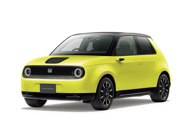 ひときわ目を引く「チャージイエロー」の外板色をまとった「ホンダeアドバンス」。新車価格はベースグレードが451万円、「Hondaパーキングパイロット」やデジタルルームミラー、プレミアムサウンドシステムなどを備えたアドバンスが495万円であった。