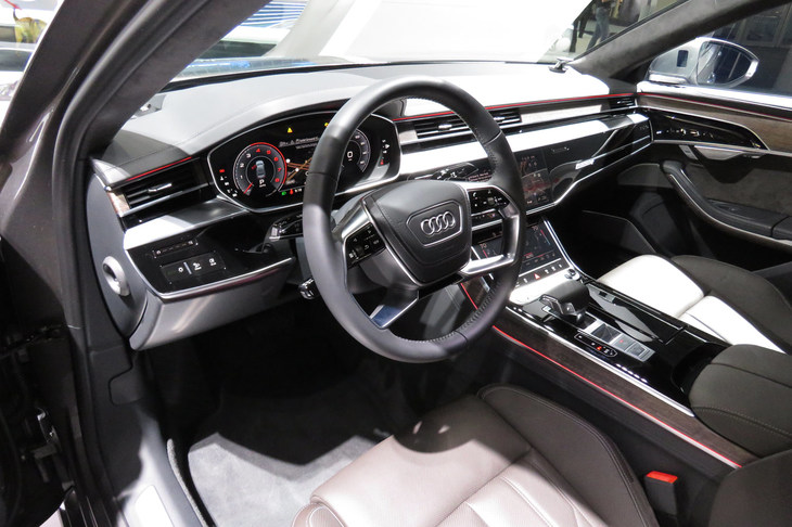 アウディA8 L（コックピット周辺部）