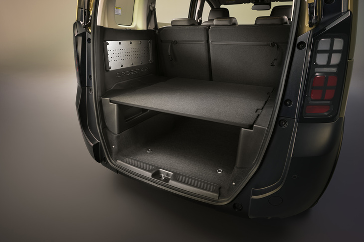 2列シートで5人乗りとなる「フリード クロスター」では、荷室を上下に2分割して利用できるユーティリティーボードが装備される。