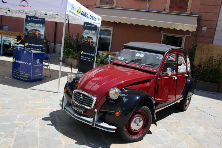 シトロエン販売店が展示した「2CVチャールストン」。2015年にポーランドで開催された国際ファンミーティングのステッカーが誇らしげに貼られていた。