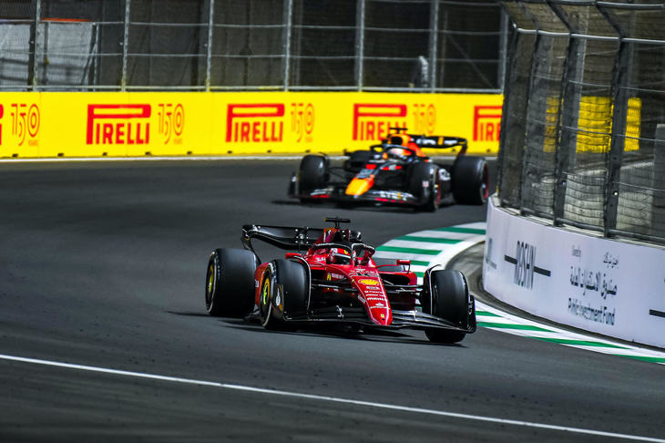 開幕戦に続き絶好調だったフェラーリは、前戦ポール・トゥ・ウィンを達成したルクレール（写真前）が僅差の2位フィニッシュ。全プラクティスセッションでトップ、予選ではペレスに次ぐ2位、そしてレースではトップ快走となるも、最後にフェルスタッペンに2連勝を阻まれた。今回もファステストラップの1点を追加し、チャンピオンシップでは45点で首位をキープしている。（Photo=Ferrari）