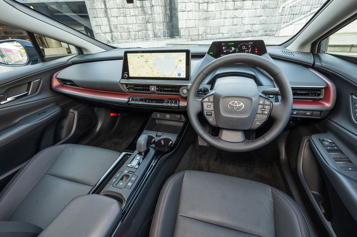 PHEV化に際してのスイッチ類の造設、ディスプレイの表示機能の追加を除くと、インテリアの仕様はHEVの「Z」と基本的に共通。ただし、こちらのインフォテインメントシステムには、通信ができない環境でも使用できる車載ナビを搭載した、「ディスプレイオーディオ（コネクティッドナビ対応）Plus」が標準装備される。