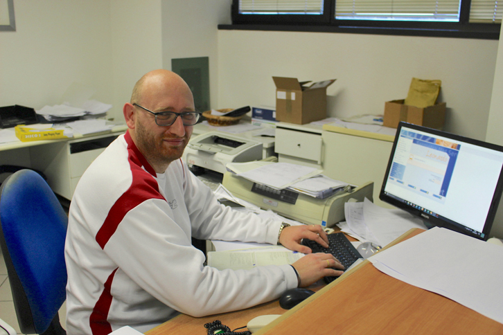 プラティケ・アウトは、免許更新をはじめ、さまざまな自動車関連の手続きを代行する民間の事務所だ。写真は、この事務所の現オーナーであるエミリアーノさん。