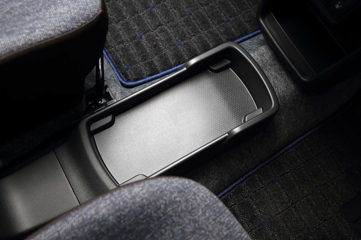 運転席と助手席の間には、ボックスティッシュがおさまるトレーが用意される。