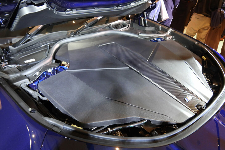 ボンネットの下は巨大なカバーで覆われている。