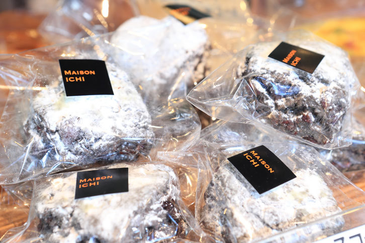 ポディウムカフェではドリンクはもちろんフードも美味。こちらは恵比寿・代官山かいわいで有名な「メゾン・イチ」のチョコスコーン。おいしそうと思ったアナタ、残念！ こちらは2月14日までの期間限定商品でした。