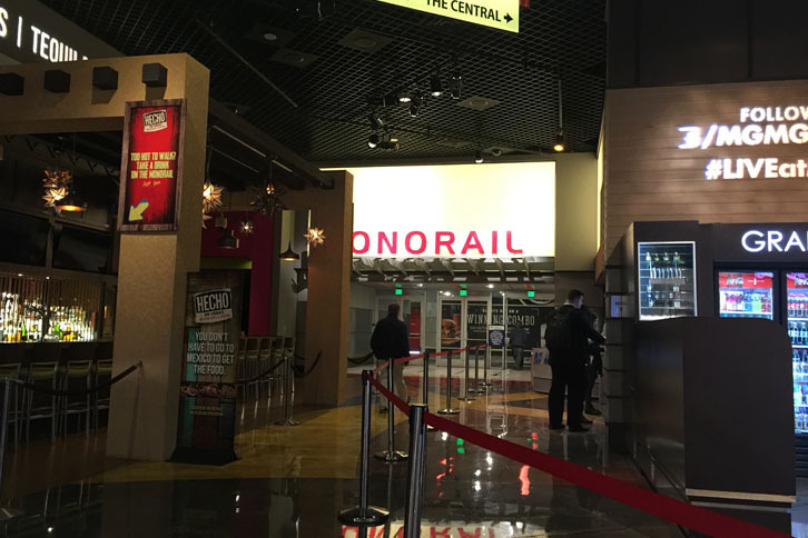 ラスベガスは米国都市にもかかわらず、公共交通機関が充実しているのがうれしい。ただし、カジノホテル内のモノレール乗り場は、あまりにショッピングモールに溶け込んでいて、一瞬映画館のチケット売り場かと思ってしまう。