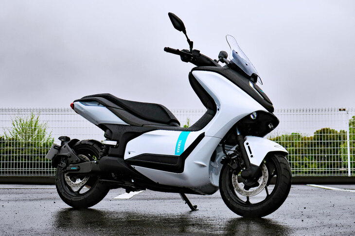 ヤマハが開発した電動スクーター「E01」。2022年夏に開始される、個人およびビジネスユーザーによる実証実験に提供される。
