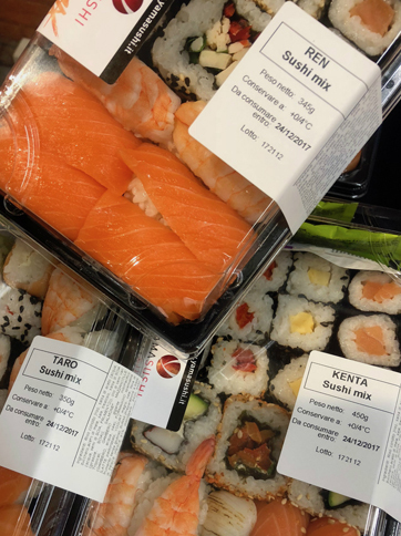 写真1：イタリアにて。日本の政界を想像させる「TARO」「REN」そして「KENTA」。