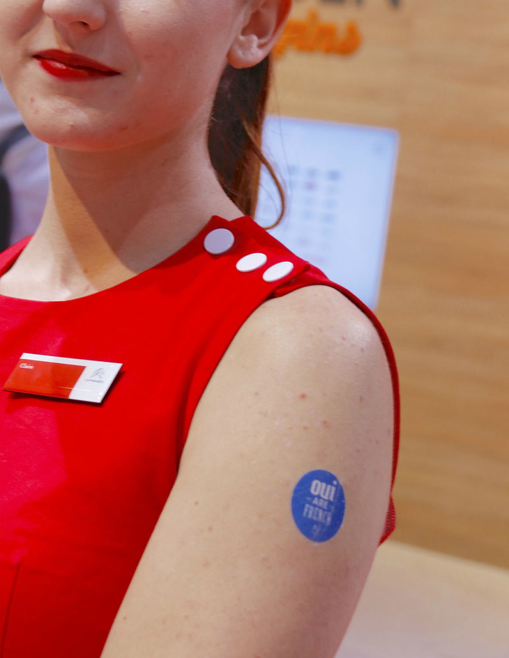 こちらは最新。2018年10月のパリショーにて。シトロエンのコンパニオンには「oui（we）are french」のインスタントタトゥーが。