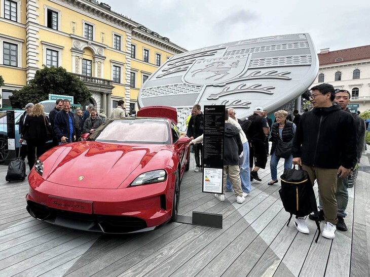 市内ヴィッテルスバッハ広場のポルシェのパビリオン。今回は巨大エンブレムで衆目を引いていた。