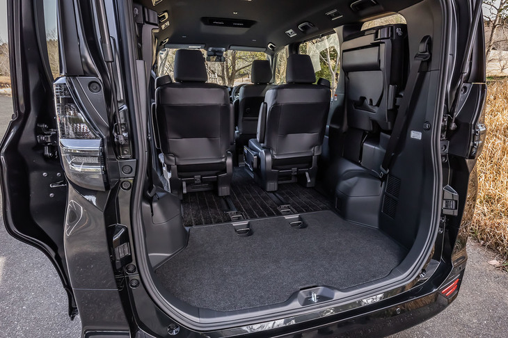 3列目シートを左右にはね上げて固定した荷室の様子。この状態でも、荷室の左右幅は1100mm確保されている。荷室左側には、3列目シート中央のヘッドレストを外した際に固定するホルダーが備わっている。