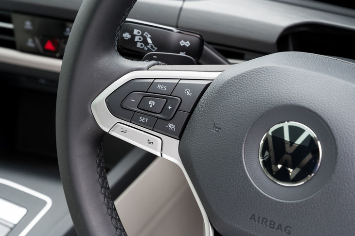 予防安全・運転支援システムは充実しており、自動緊急ブレーキやアダプティブクルーズコントロール、車線変更支援機能などを標準装備。オプションで駐車支援システムも用意される。