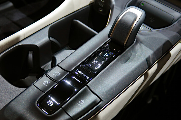 トヨタ・クラウン クロスオーバー（センターコンソール）