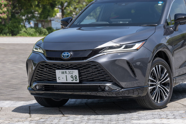 外装における差別化は意外と控えめ。ホイールの意匠が違ったり、各部にスモーク調もしくはブラックの装飾が施されたりする程度だ。