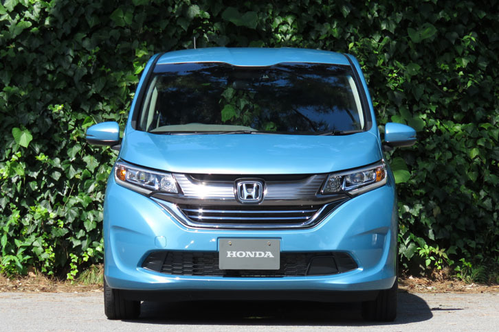 フロントまわりには「ステップワゴン」をはじめとした今日のホンダ車に共通する意匠を採用。フロントウィンドウ上端のラインが凹型となっているのは、適切な位置にルームミラーやオーバーヘッドコンソールを備えつつ、上下方向にも広い視野を確保したためだ。