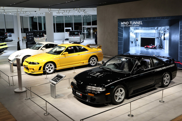 日産グローバル本社ギャラリーに展示中の3台。手前から「NISMO 270R」「NISMO 400R」「フェアレディZバージョンNISMOタイプ380RS」。