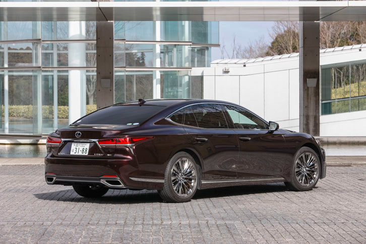 サイドからの立体的な造形をテールランプ内側で切り返すことで、スピンドル形状を表現したリアビュー。
	 