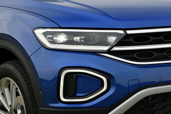ライト点灯時に光るライトストリップを「VW」エンブレムの両脇に配置。六角形のデイタイムランニングランプとともに、ひと目でTロックとわかる表情をつくり上げる。