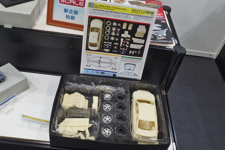 モデラーズのレジンを主体とするマルチマテリアルキットの1/24「トヨタ・クラウン ハイブリッド2.5アドバンス」。大手プラモメーカーがまだキット化していない、現行クラウンのモデル。2019年10月発売予定で価格は9800円。