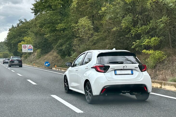 2025年10月、筆者が2度目に目撃した「マツダ2」。