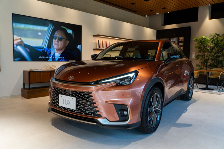 場内には、さまざまなボディーカラーの「レクサスLBX」が並ぶ。