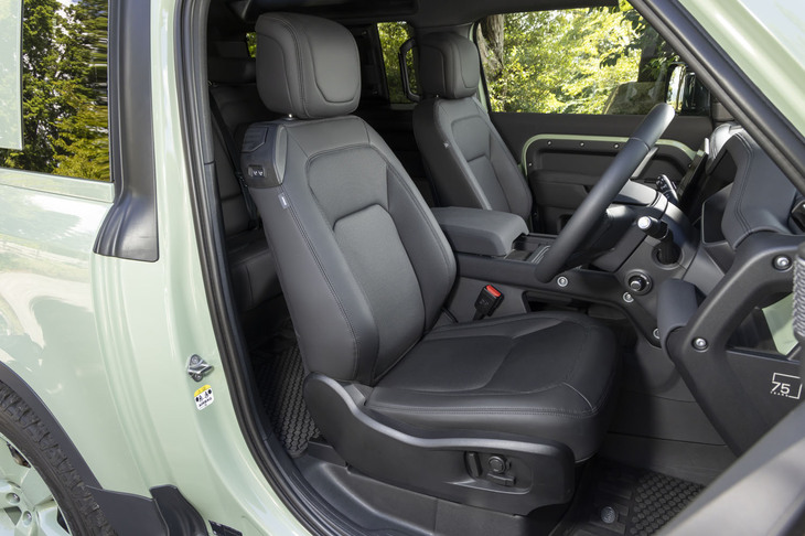 「ディフェンダー90 75thリミテッドエディション」には、耐久性の高いファブリック素材「ロバステック」を用いたエボニーのレジストシートが標準で装備される。フロントシートには14Wayの電動調整機構とヒーター、ベンチレーションが組み込まれ、後部座席への乗降をサポートする電動スライドシステムも備わる。