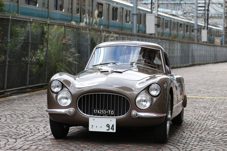 先の「チシタリア コロンボ バルケッタ」の後ろにうっすらと見えていた1954年「フィアット8V」。2リッターV8エンジンを積む8Vの多くが著名なカロッツェリアによる特製ボディーを持つのに対して、これはフィアット自製のボディーを架装した希少車。