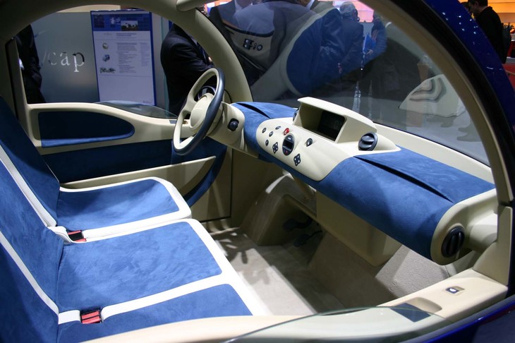 3人並列のフロントシートが備えられた室内。1998年「フィアット・ムルティプラ」の影響か。