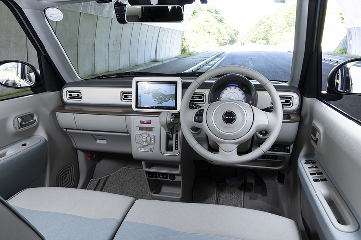 「ハイブリッドX」ではボディー色に応じて「ライトブルー」（写真）、または「モカブラウン」の2色の内装色が用意される（その他のグレードは「ベージュ」のみ）。