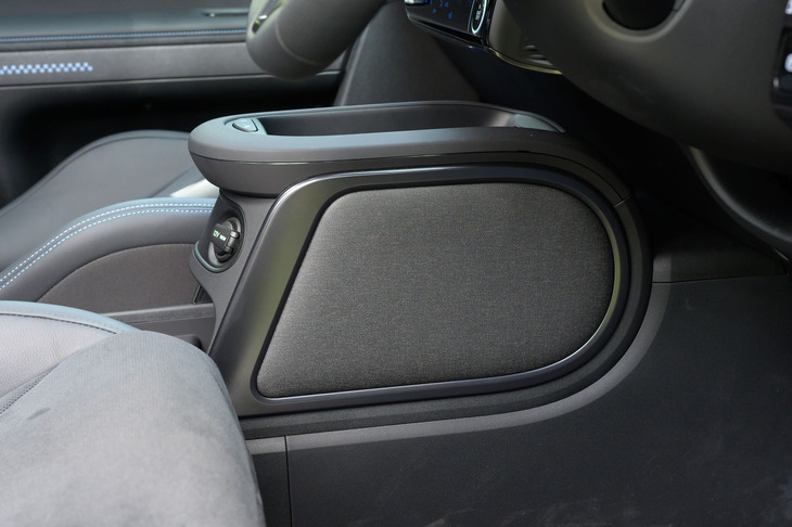 センターコンソールもまたスタンダードモデルにはない装備。サイドにニーパッドが貼られている。