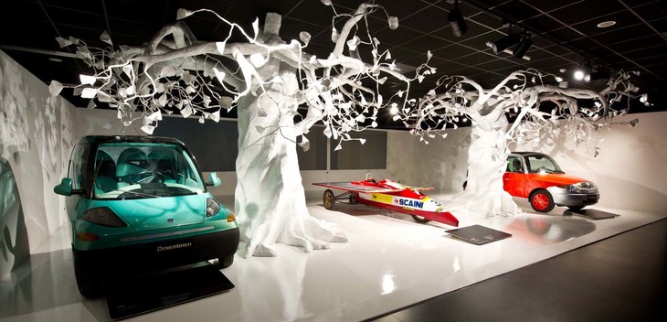 「デスティニー」、運命。これもうまいスペースタイトルだ。左は1993年発表の「フィアット・ダウンタウン」。アルミニウムを多用した電気自動車。中央は1987年製作のソーラーカー「フェニックス・イル・ソラーレ」。ボディーはカーボンファイバー製。右は2000年につくられた「フィアット・エコベーシック」。“3リッターで100km走れる”をセリングポイントとした。1200ccの4気筒コモンレール式ディーゼルエンジン搭載。