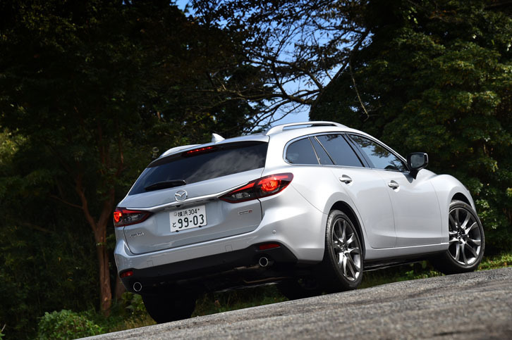 現行型の「アテンザ」は、2012年11月にセダンとワゴンの2タイプでデビュー。2016年8月に、そのマイナーチェンジ版が発売された。