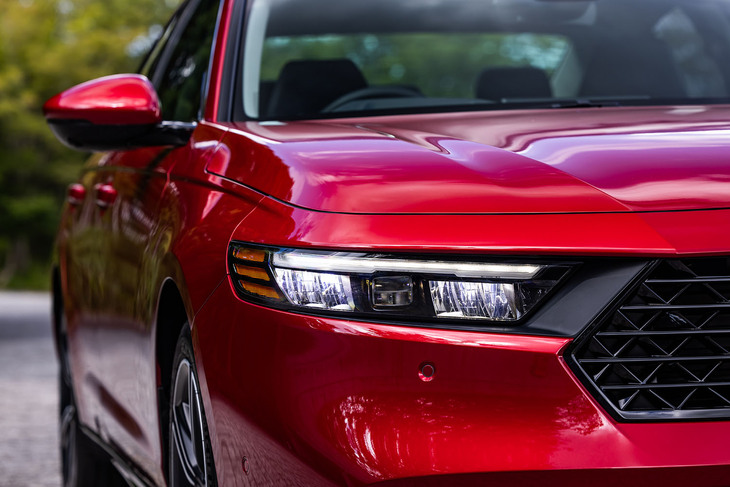 前照灯をブラックアウト化し、デイタイムランニングランプを主役としたヘッドランプデザインを採用。フロントグリルとの連続性も特徴とされている。写真はロービームを点灯した様子。