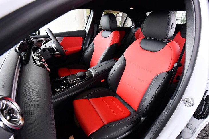 オプション「AMGレザーエクスクルーシブパッケージ」を選択した試乗車のシートは、鮮やかなツートンカラーの本革仕立て。ヒーターやランバーサポートも備わる。