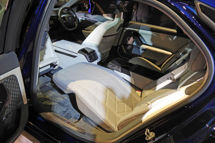 BMW i7 M70 xDrive（リアシート）