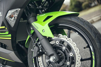 直径41mmと太めのフロントフォーク。ブレーキディスクは、放熱性に優れる花弁型のもの（310mm径）が装着される。