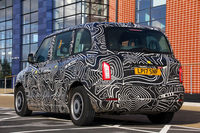 新型ロンドンタクシーのリアビュー。エクステリアデザインは、従来モデルに似た2ボックススタイルとなっている。