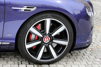 「コンチネンタルGT V8 Sコンバーチブル」のホイールサイズは、標準で20インチ。テスト車には、オプションの21インチホイール（写真）が装着されていた。