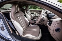 シートは、標準仕様の「スポーツ」と、サイドボルスターの張り出した「スポーツプラス」（写真）の2種類をラインナップしている。