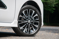 「カスタムRS」専用の15インチアルミホイール。他のグレードはいずれも14インチで、「カスタムX」はアルミホイール、その他のグレードはキャップ付きのスチールホイールとなる。