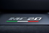 助手席前方のロゴマークとトリコロール。ダークな色調のインテリアに彩りを添える。