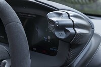 ドライブモードセレクターはメーターナセルの左右に備わっている。右側はパワートレイン用で、モードは「E」「コンフォート」「スポーツ」「トラック」の4種類。