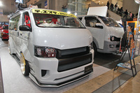 ローダウン仕様とリフトアップ仕様を並べたTSDスタイリングの「トヨタ・ハイエース」。