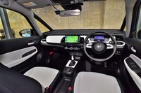 ホワイトを多用したキャビンは明るく開放感にあふれている。最廉価グレードとなる「ベーシック」でもドアアームレストまわりにはファブリックがあしらわれている。