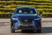 フロントにはモールなどによる縁取りを排し、周辺部との連続性を持たせたシームレスグリルを初採用。この意匠は、ミニバンの新型「LM」やコンパクトSUV「LBX」にも取り入れられている。