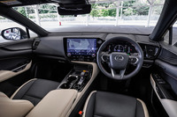 2019年のスタディーモデル「LF-30エレクトリファイド」で提案されたコックピット思想「Tazuna」コンセプトを取り入れたという新型「NX」のインテリア。ドライバー側は操作に集中できるようタイトに、パッセンジャー側は快適さを感じるゆとりあるスペースにと、前席の空間比率が工夫されている。