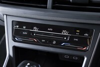 エアコンの操作パネルはタッチ操作タイプに。ブラインド操作はしづらくなったが、拭き掃除はしやすくなった。