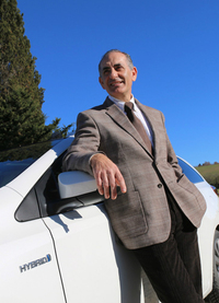 長年日本車を愛好する、保険代理店オーナーのカルロ・クレスティ氏。現在は「オーリスハイブリッド」に乗りながら、新型「プリウス」の納車を待っている。